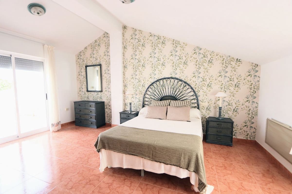 4 bedroom Villa for sale in Torre de la Horadada - € 249,000 (Ref: 8363082)