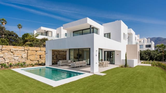 Chalet de 3 habitaciones en Estepona Golf, Estepona en venta con piscina - 1.500.000 € (Ref: 8383038)