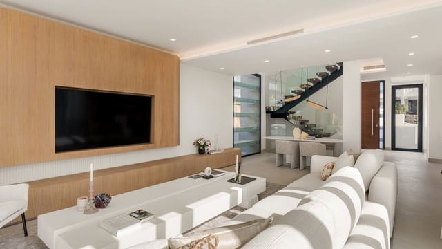Chalet de 3 habitaciones en Estepona Golf, Estepona en venta con piscina - 1.500.000 € (Ref: 8383038)