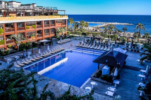 Apartamento de 2 habitaciones en Puerto Banus, Marbella en venta con piscina garaje - 1.290.000 € (Ref: 8392799)