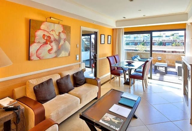 Apartamento de 2 habitaciones en Puerto Banus, Marbella en venta con piscina garaje - 1.290.000 € (Ref: 8392799)