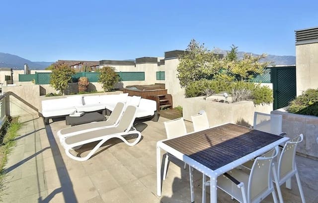 Apartamento de 2 habitaciones en Puerto Banus, Marbella en venta con piscina garaje - 1.290.000 € (Ref: 8392799)