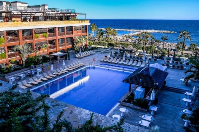 2 soveværelse Lejlighed til salg i Puerto Banus, Marbella med swimmingpool garage - € 1.290.000 (Ref: 8392799)