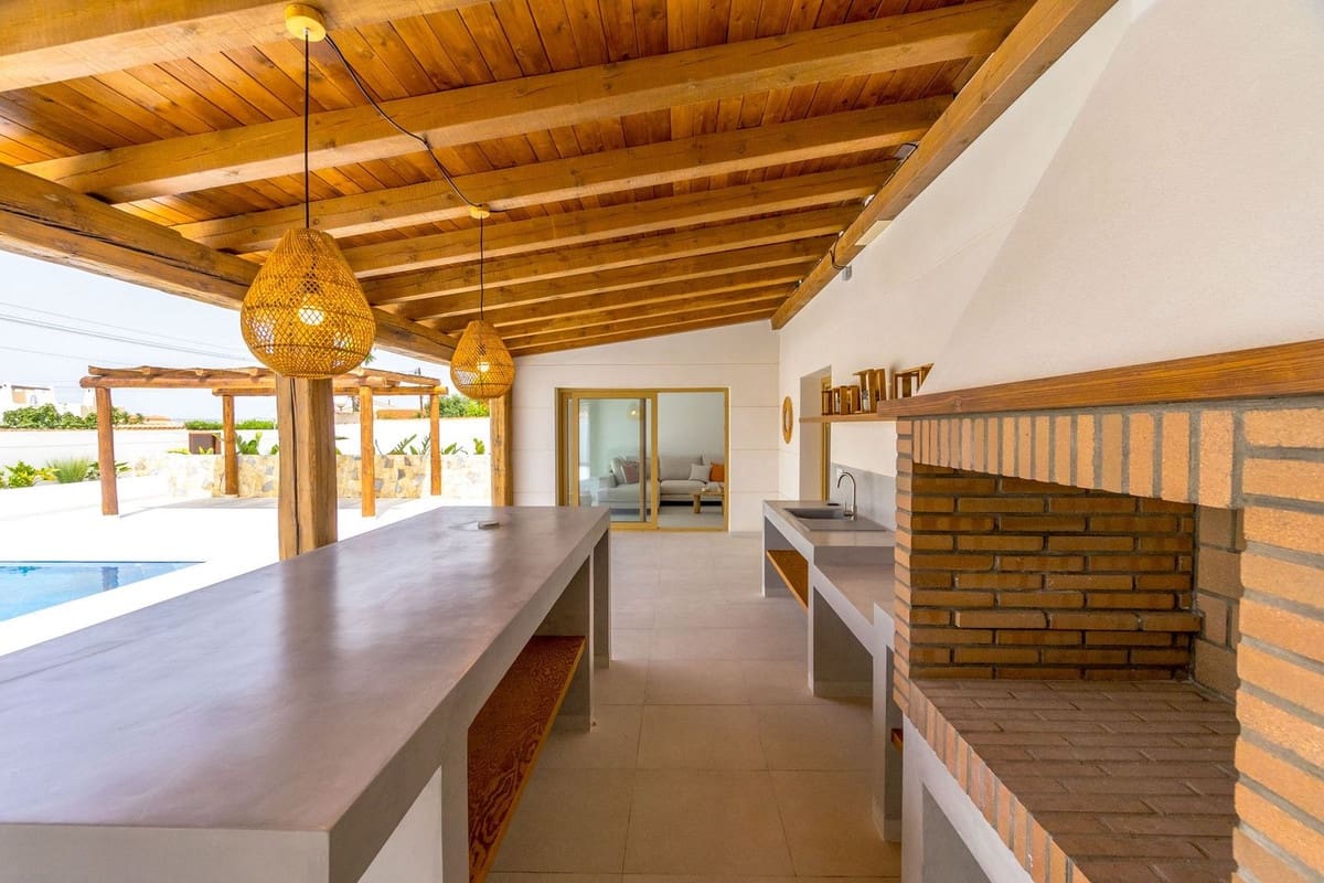 4 bedroom Villa for sale in Torrevieja with pool garage - € 795,000 (Ref: 8450059)