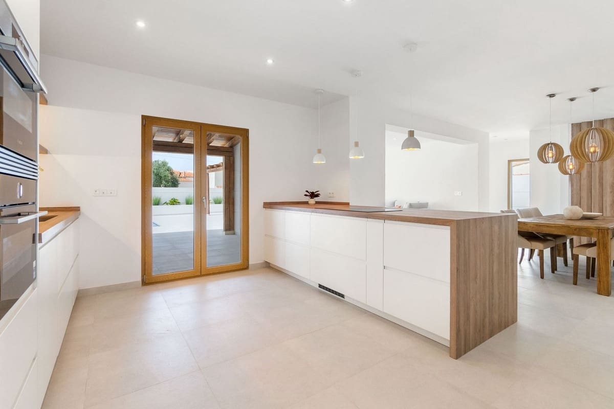 4 bedroom Villa for sale in Torrevieja with pool garage - € 795,000 (Ref: 8450059)