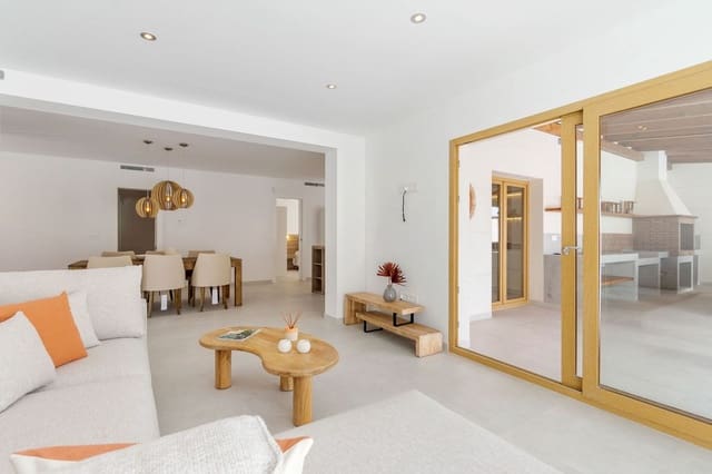 4 bedroom Villa for sale in Torrevieja with pool garage - € 795,000 (Ref: 8450059)