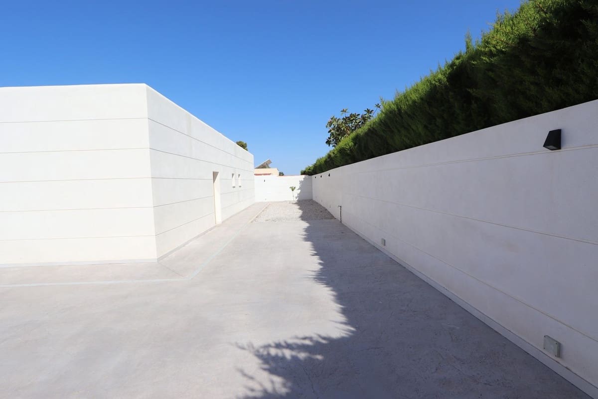 4 bedroom Villa for sale in Torrevieja with pool garage - € 795,000 (Ref: 8450059)