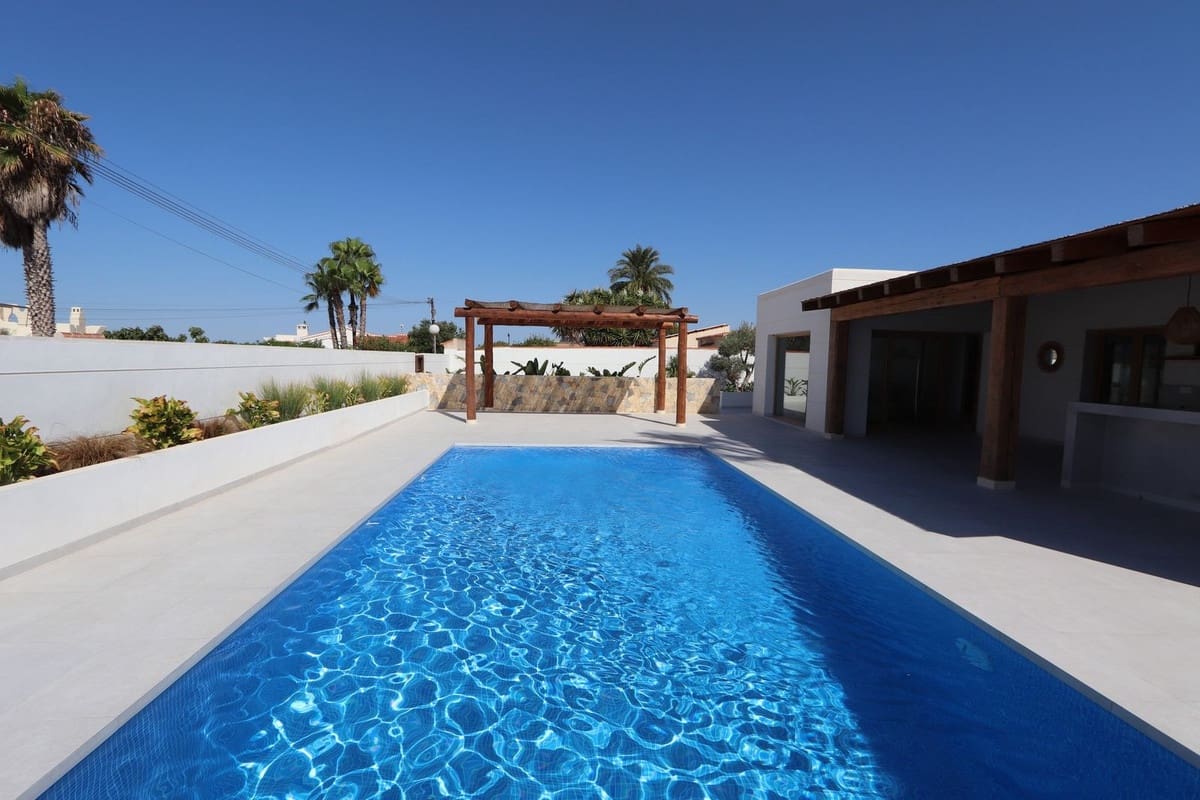 4 bedroom Villa for sale in Torrevieja with pool garage - € 795,000 (Ref: 8450059)