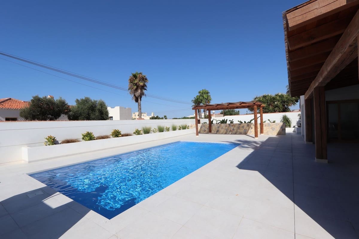 4 bedroom Villa for sale in Torrevieja with pool garage - € 795,000 (Ref: 8450059)