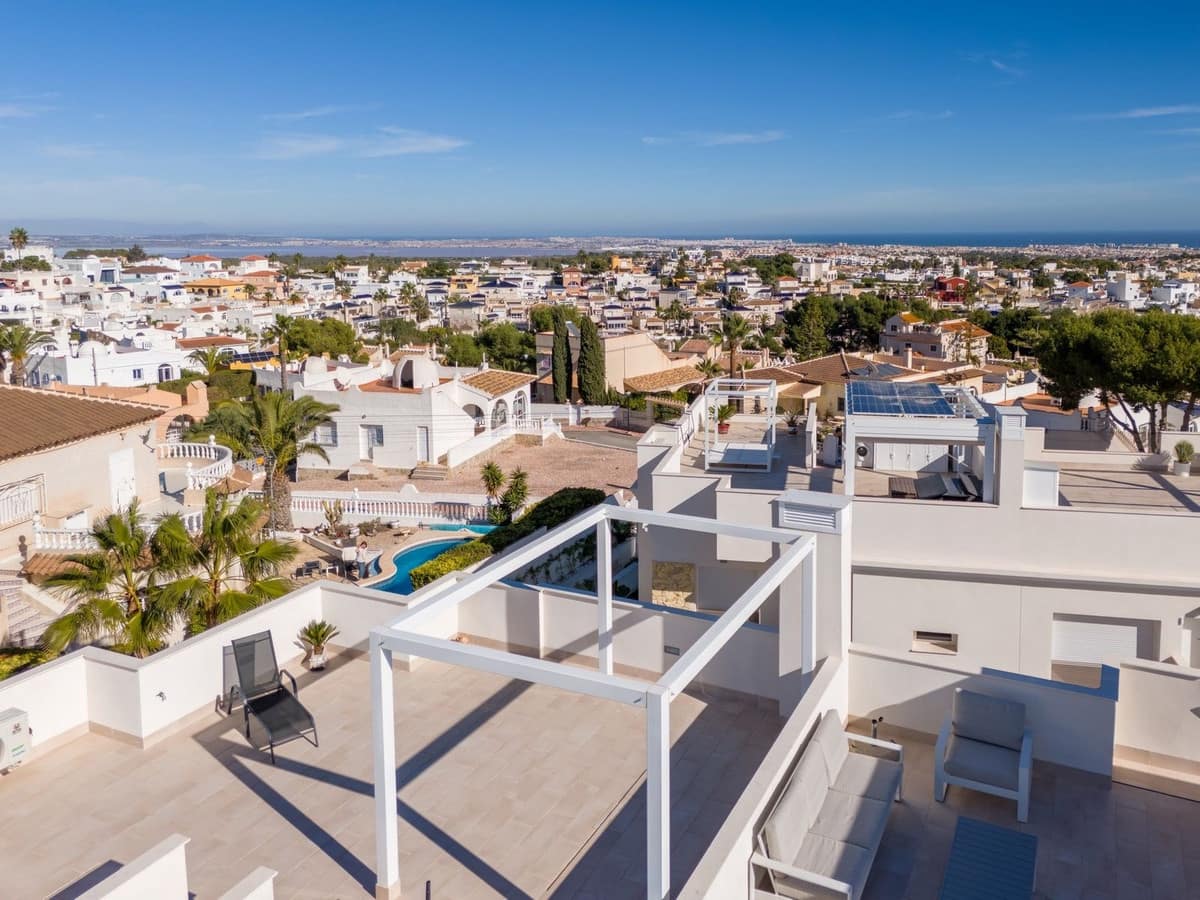 2 bedroom Apartment for sale in Villamartin with pool garage - € 299,500 (Ref: 8467872)