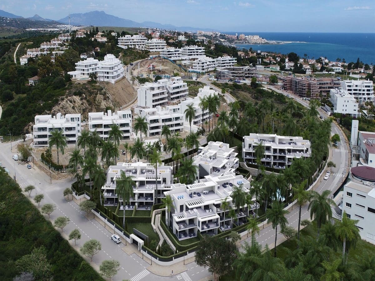 Apartamento de 2 habitaciones en Estepona en venta con piscina garaje - 435.750 € (Ref: 8474080)