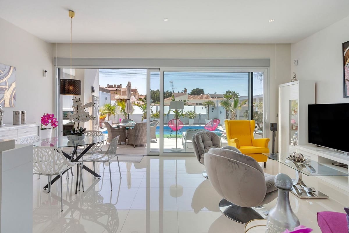 3 makuuhuone Huvila myytävänä paikassa El Chaparral mukana uima-altaan 
autotalli - 594 000 € (Ref: 8505701)