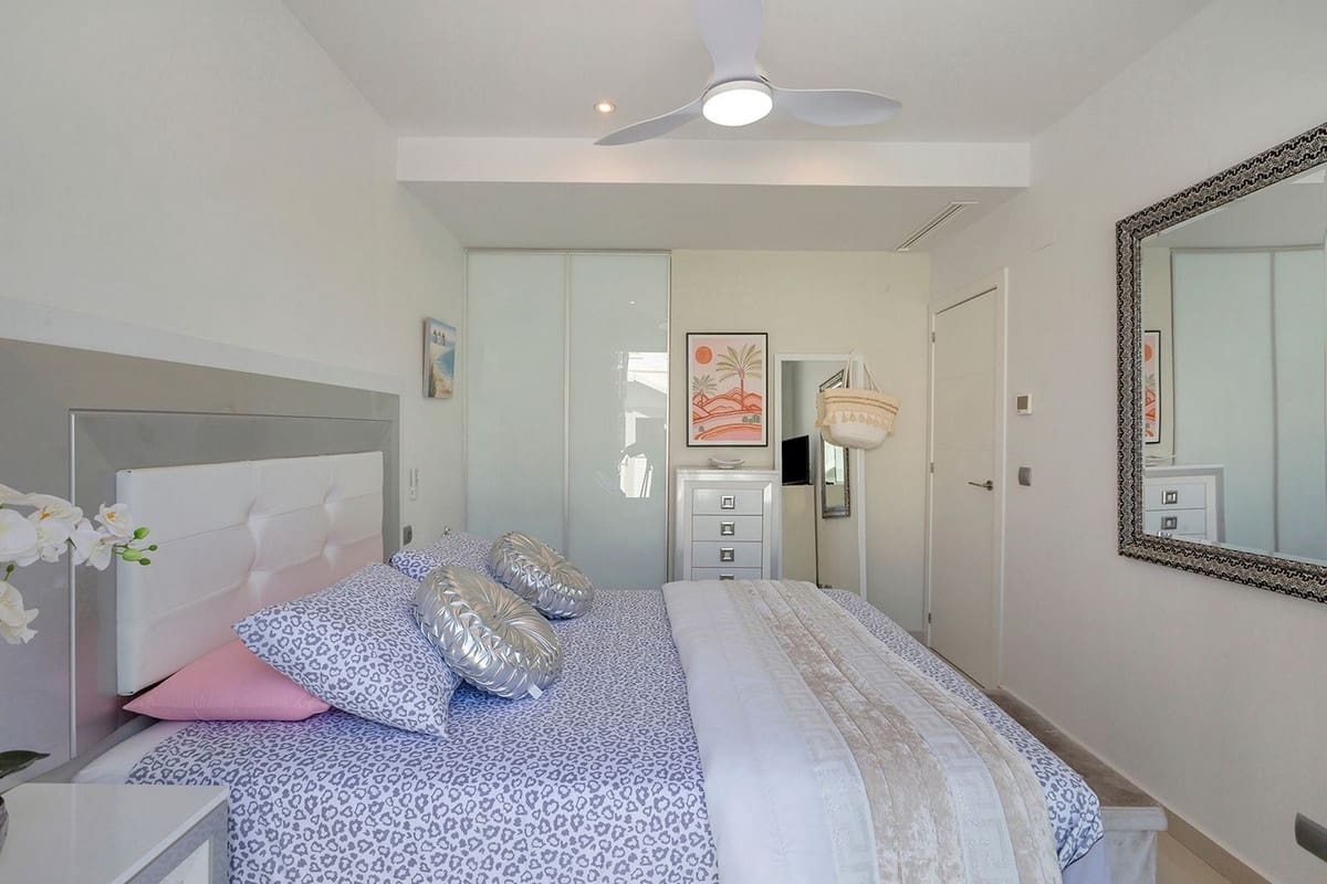 3 makuuhuone Huvila myytävänä paikassa El Chaparral mukana uima-altaan 
autotalli - 594 000 € (Ref: 8505701)