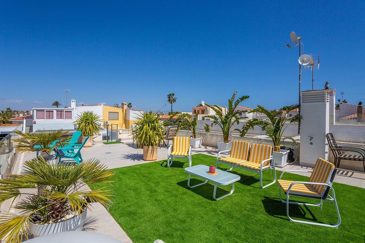 3 makuuhuone Huvila myytävänä paikassa El Chaparral mukana uima-altaan 
autotalli - 594 000 € (Ref: 8505701)