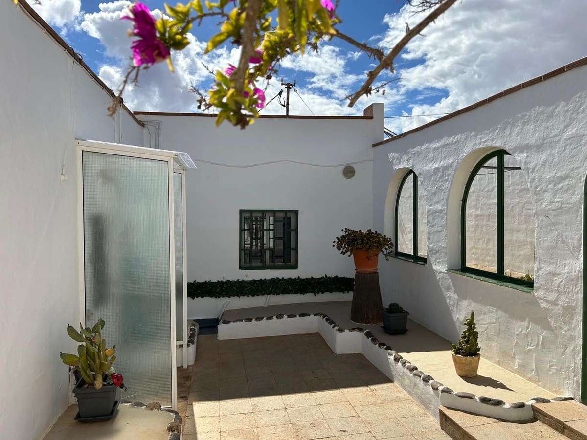 2 slaapkamer Villa te koop in Puerto del Rosario met garage - € 360.000 (Ref: 8542265)
