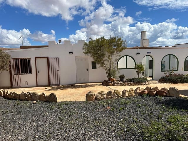 2 bedroom Villa for sale in Los Estancos, Puerto del Rosario with garage - € 360,000 (Ref: 8542265)