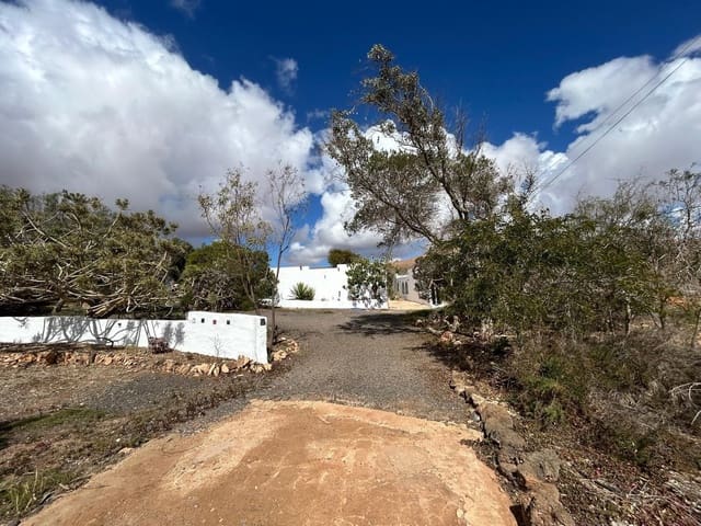 2 bedroom Villa for sale in Los Estancos, Puerto del Rosario with garage - € 360,000 (Ref: 8542265)