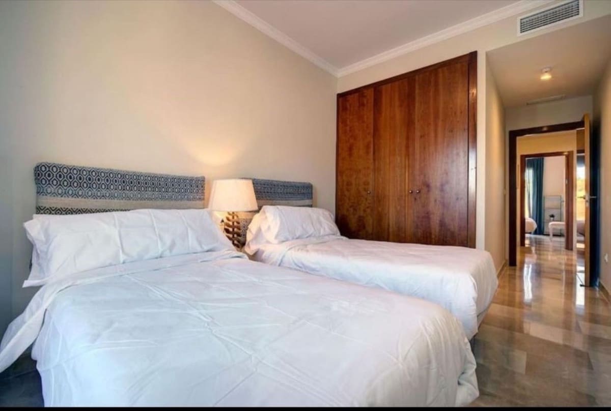 Pareado de 3 habitaciones en New Golden Mile en venta con piscina garaje - 525.000 € (Ref: 8561592)