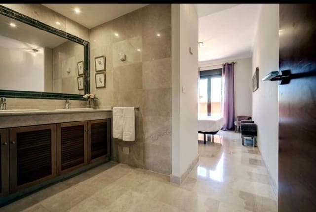 3 sypialnia Dom blizniak na sprzedaż w New Golden Mile, Estepona z basenem garażem - 525 000 € (Ref: 8561592)