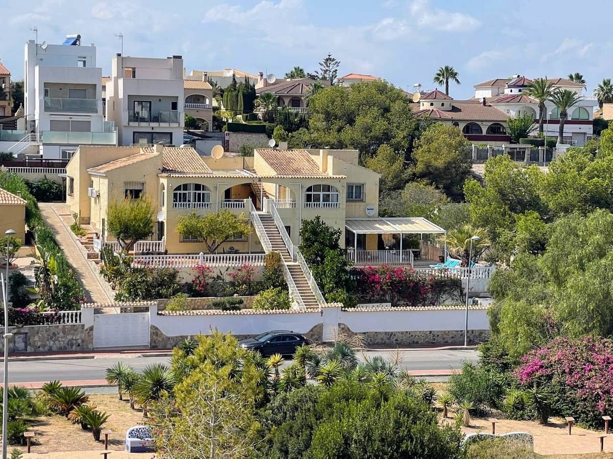 8 bedroom Apartment for sale in Los Balcones with pool garage - € 1,090,000 (Ref: 8580086)