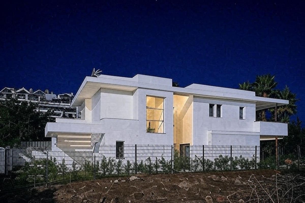 4 bedroom Villa for sale in La Cala de Mijas with pool - € 2,100,000 (Ref: 8591104)