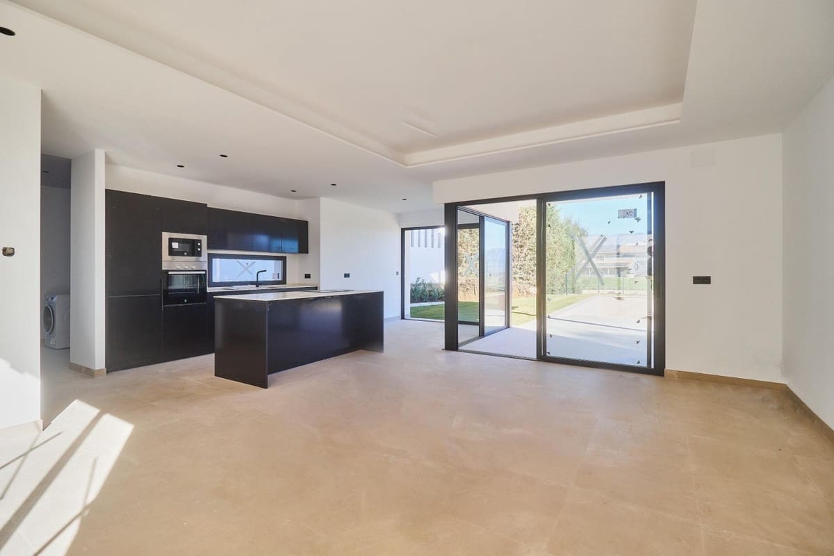 4 bedroom Villa for sale in La Cala de Mijas with pool - € 2,100,000 (Ref: 8591104)