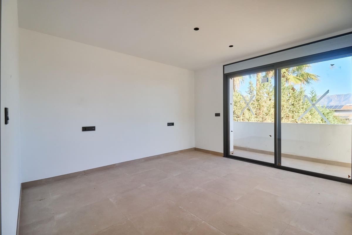 4 bedroom Villa for sale in La Cala de Mijas with pool - € 2,100,000 (Ref: 8591104)