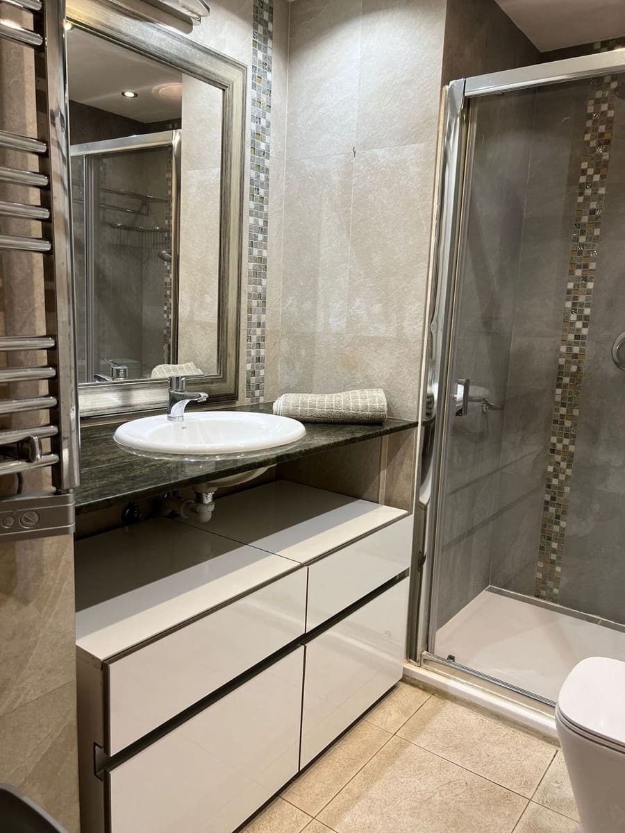 Apartamento de 2 habitaciones en Estepona en venta con piscina garaje - 485.000 € (Ref: 8603916)