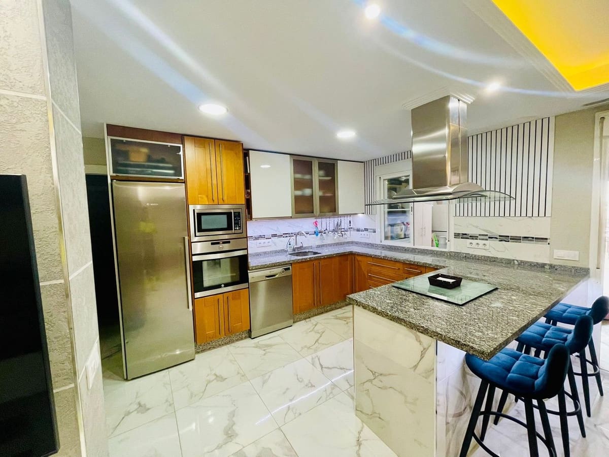 Apartamento de 2 habitaciones en Estepona en venta con piscina - 379.000 € (Ref: 8622818)