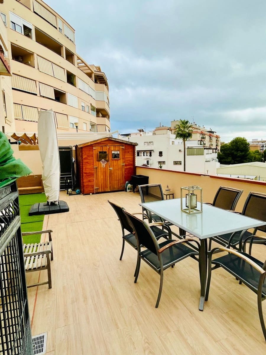 Apartamento de 2 habitaciones en Estepona en venta con piscina - 379.000 € (Ref: 8622818)
