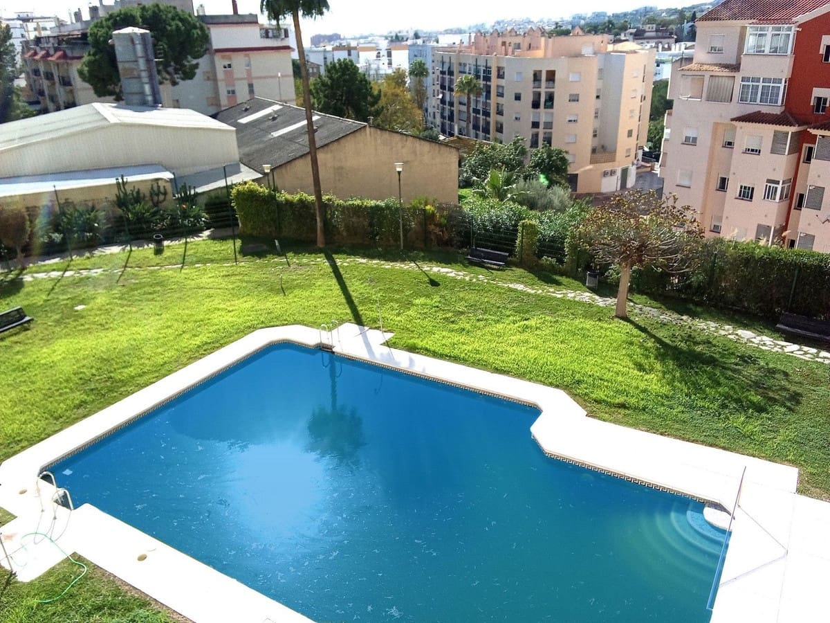 Apartamento de 2 habitaciones en Estepona en venta con piscina - 379.000 € (Ref: 8622818)
