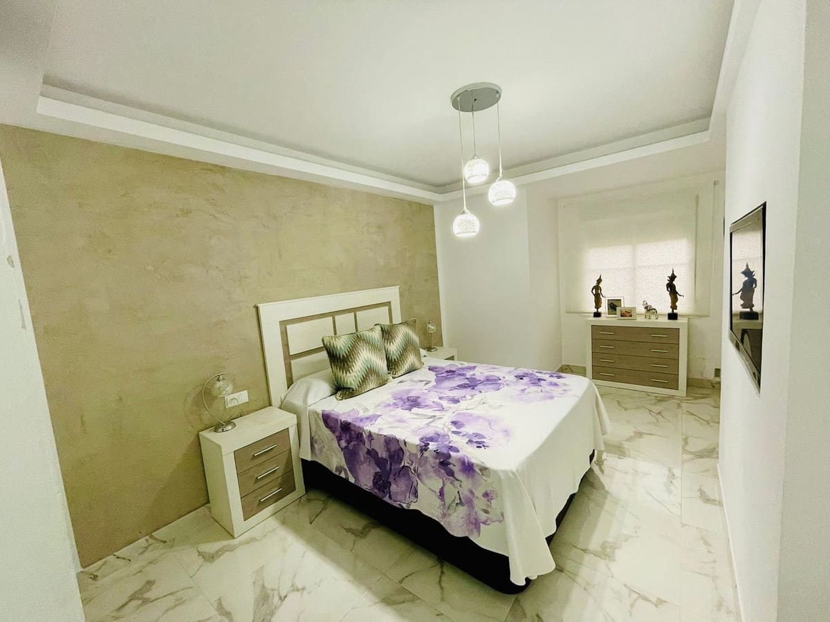 Apartamento de 2 habitaciones en Estepona en venta con piscina - 379.000 € (Ref: 8622818)