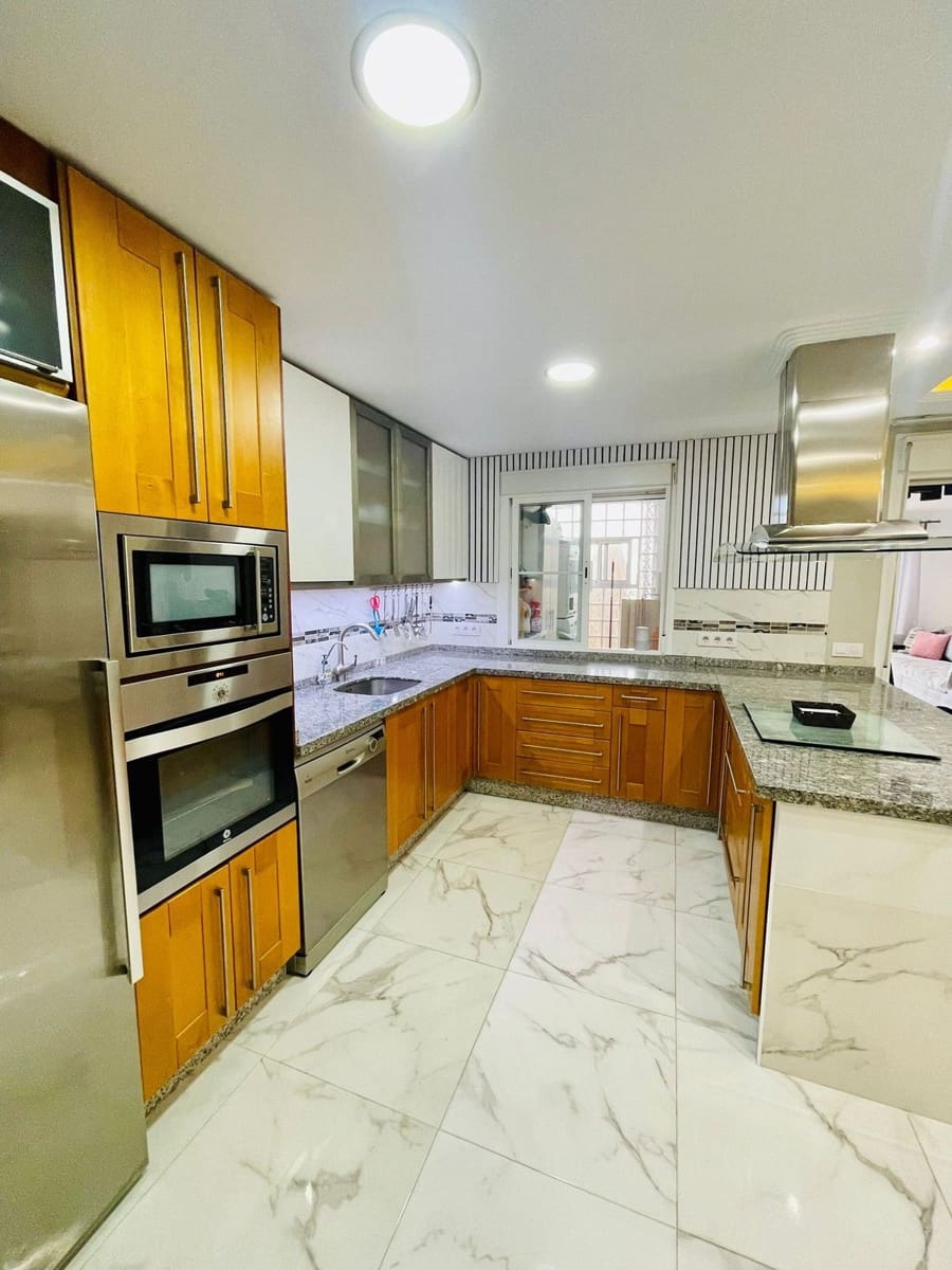 Apartamento de 2 habitaciones en Estepona en venta con piscina - 379.000 € (Ref: 8622818)