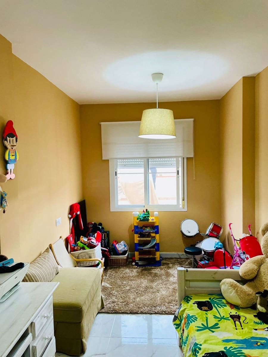 Apartamento de 2 habitaciones en Estepona en venta con piscina - 379.000 € (Ref: 8622818)