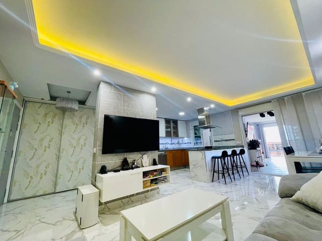 Apartamento de 2 habitaciones en Estepona en venta con piscina - 379.000 € (Ref: 8622818)