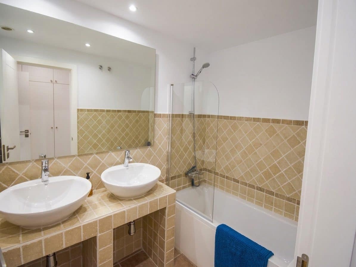 2 makuuhuone Huoneisto myytävänä paikassa Estepona mukana uima-altaan - 365 000 € (Ref: 8648284)