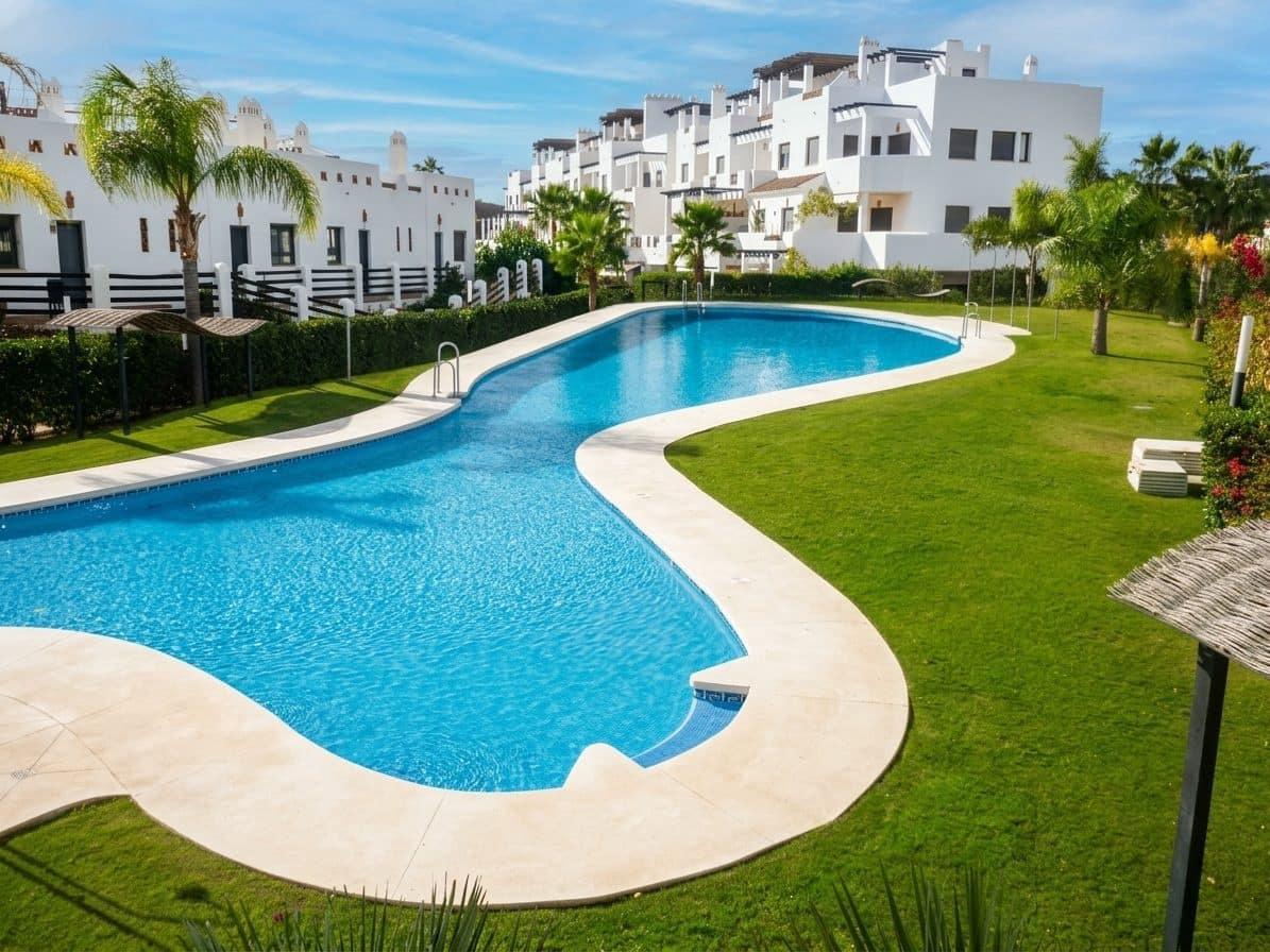 2 makuuhuone Huoneisto myytävänä paikassa Estepona mukana uima-altaan - 365 000 € (Ref: 8648284)