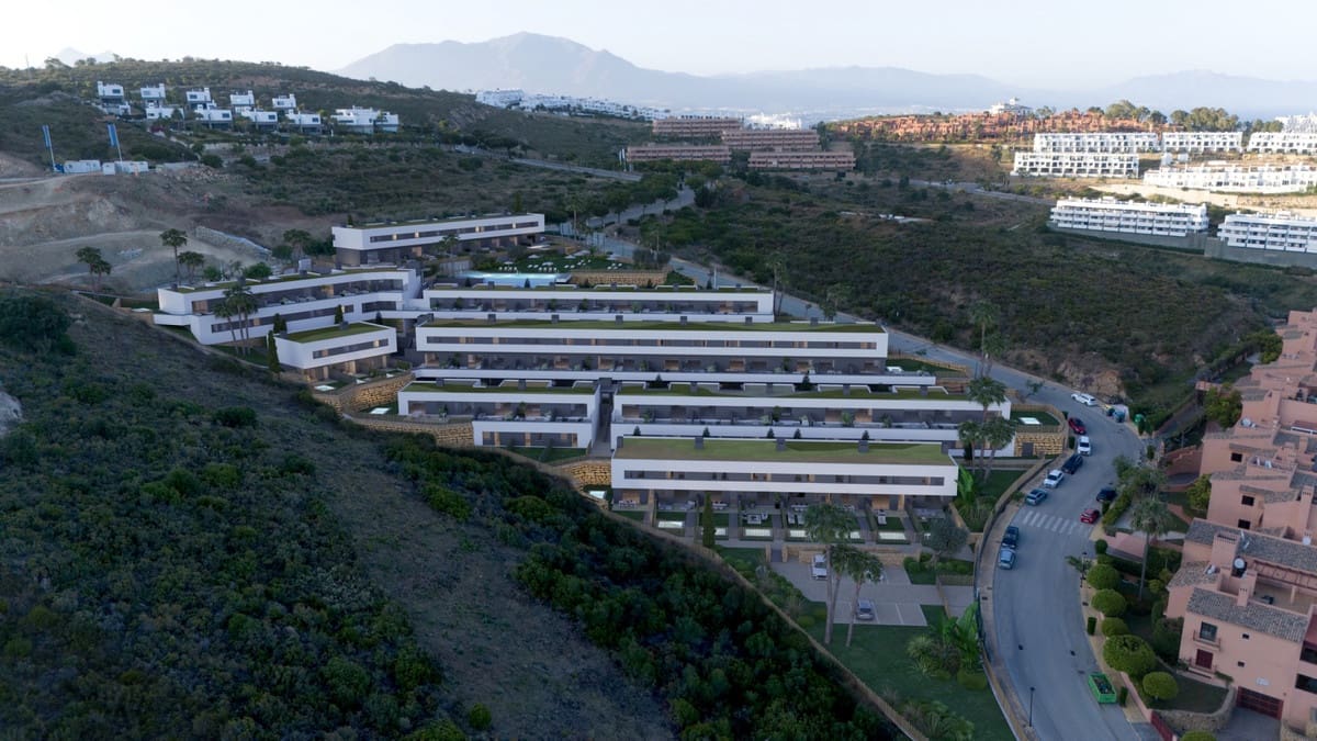 3 soverom Kjedet enebolig til salgs i Manilva med svømmebasseng - € 410 000 (Ref: 8668351)