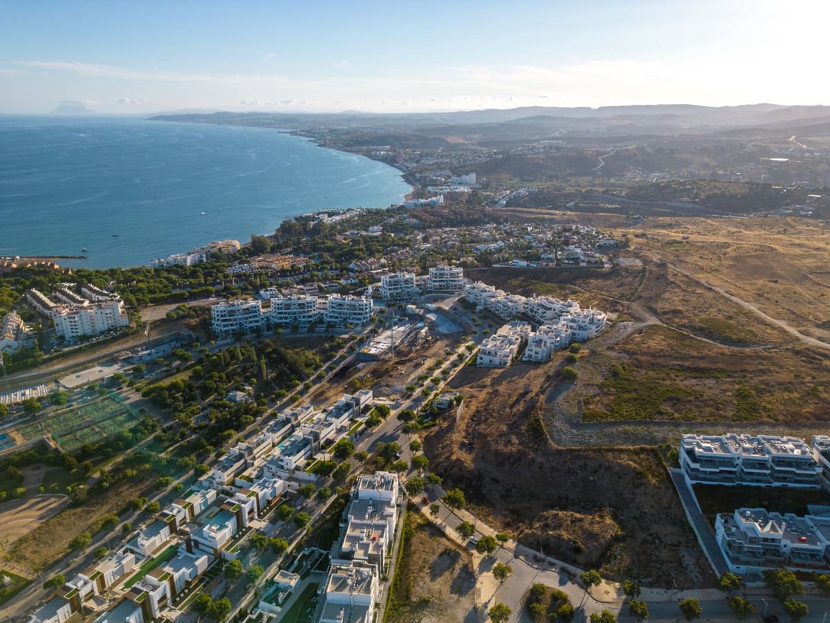 3 bedroom Apartment for sale in Estepona with pool - € 669,000 (Ref: 8703032)