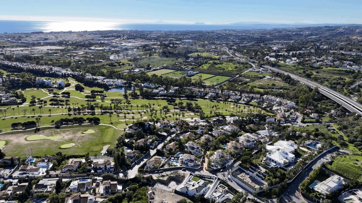 4 slaapkamer Villa te koop in Nueva Andalucia met zwembad - € 3.980.000 (Ref: 8737624)