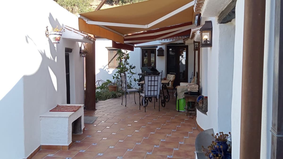 4 soveværelse Finca/Landehus til salg i Casares med swimmingpool garage - € 850.000 (Ref: 8737626)