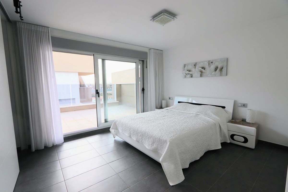 3 makuuhuone Huvila myytävänä paikassa Torre de la Horadada mukana uima-altaan 
autotalli - 635 000 € (Ref: 8776210)