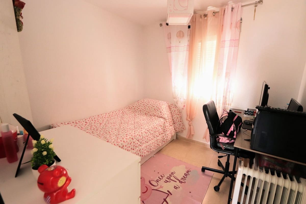 Chalet de 3 habitaciones en Villamartin en venta con piscina garaje - 295.000 € (Ref: 8809492)