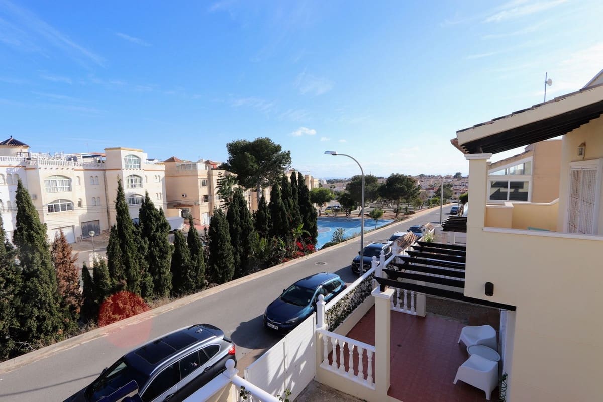 Chalet de 3 habitaciones en Villamartin en venta con piscina garaje - 295.000 € (Ref: 8809492)