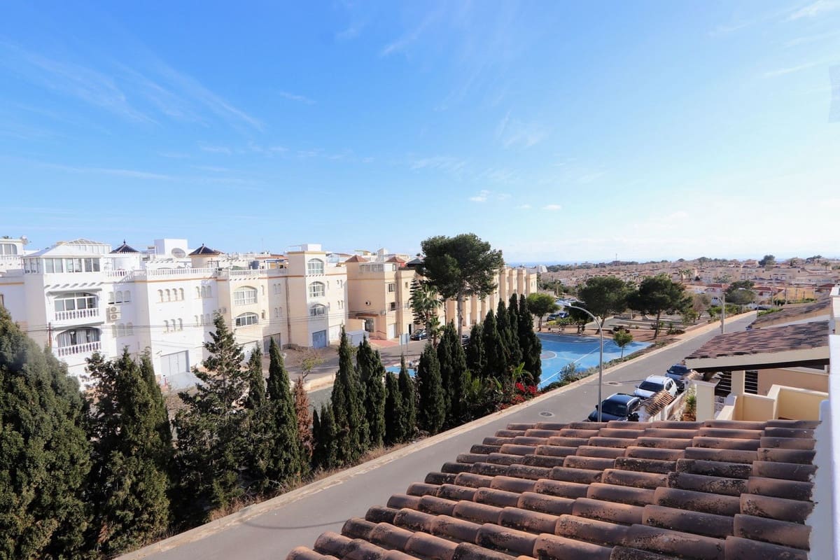 Chalet de 3 habitaciones en Villamartin en venta con piscina garaje - 295.000 € (Ref: 8809492)