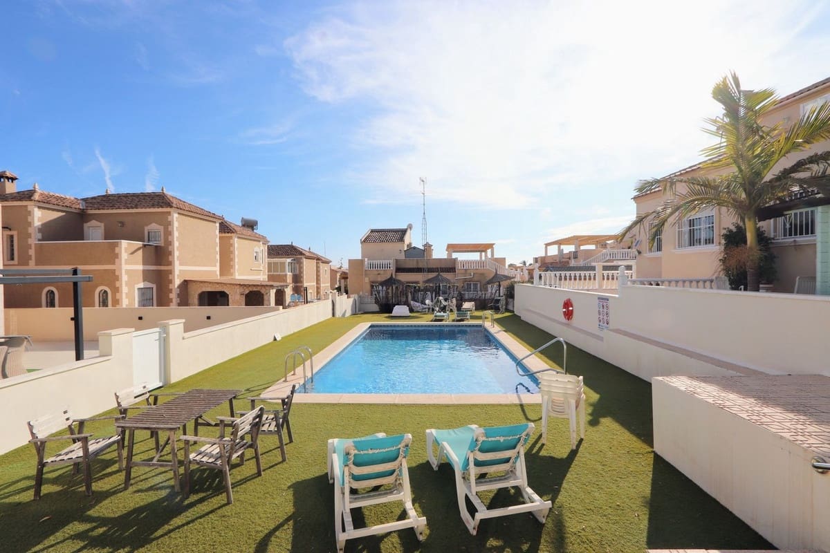 Chalet de 3 habitaciones en Villamartin en venta con piscina garaje - 295.000 € (Ref: 8809492)