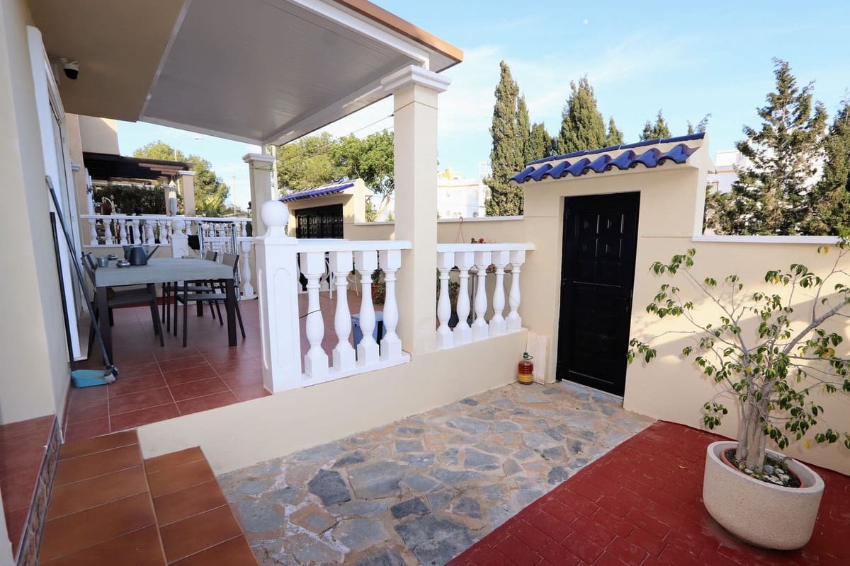 Chalet de 3 habitaciones en Villamartin en venta con piscina garaje - 295.000 € (Ref: 8809492)