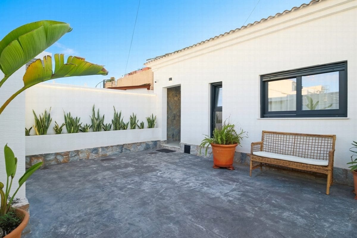 3 bedroom Villa for sale in Torrevieja with pool - € 499,000 (Ref: 8854714)