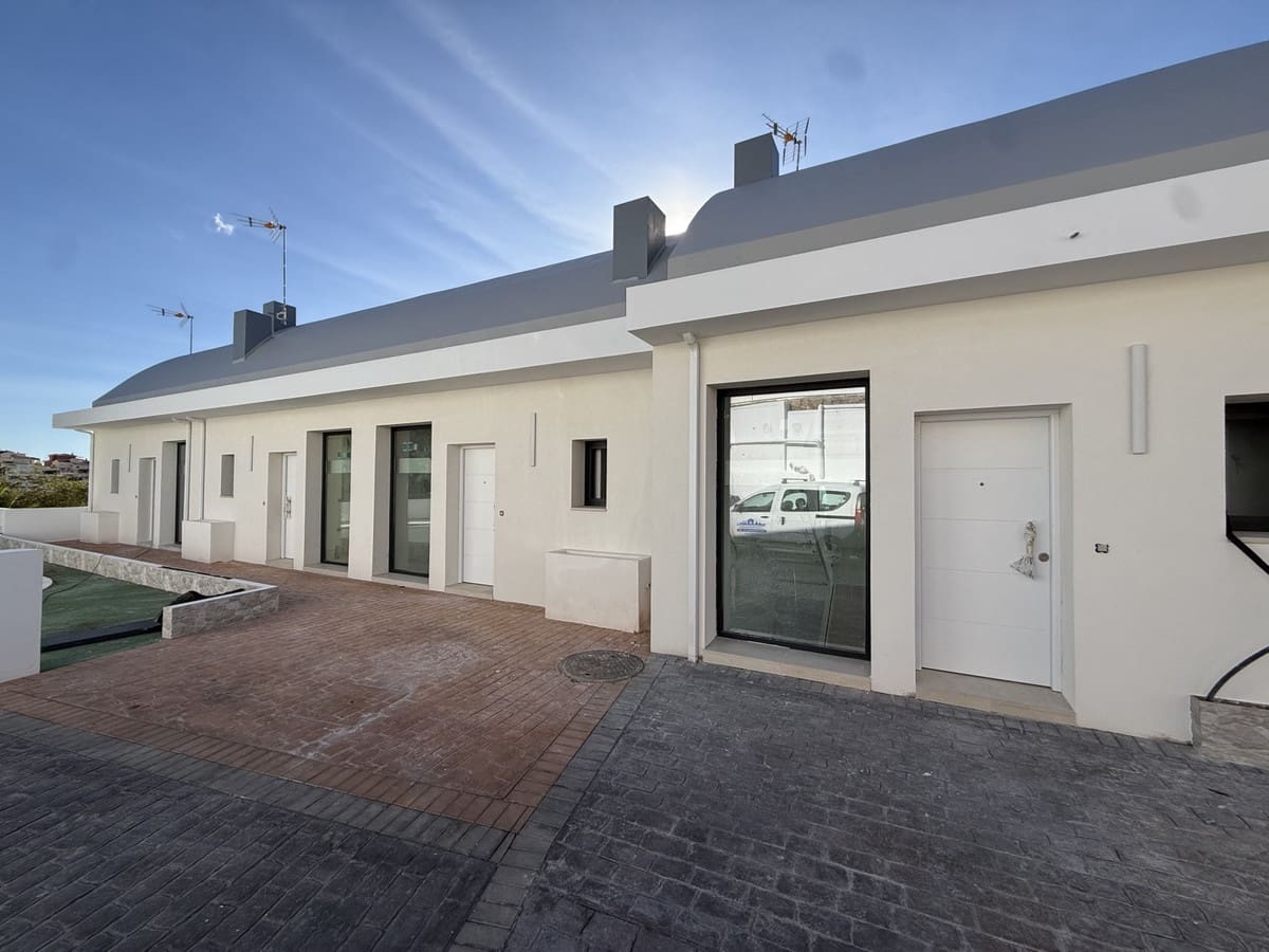 3 bedroom Semi-detached Villa for sale in Fuengirola with pool - € 634,900 (Ref: 8862578)