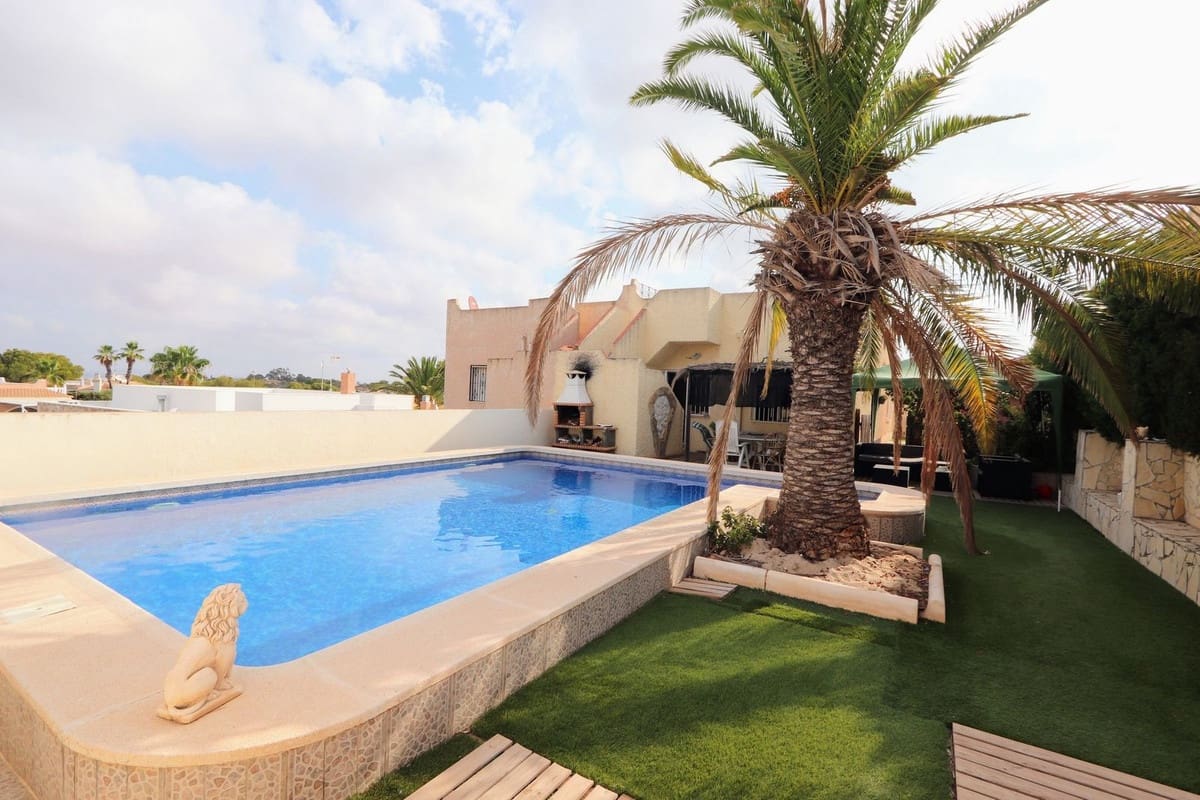 2 bedroom Villa for sale in Los Balcones with pool garage - € 282,000 (Ref: 8864998)